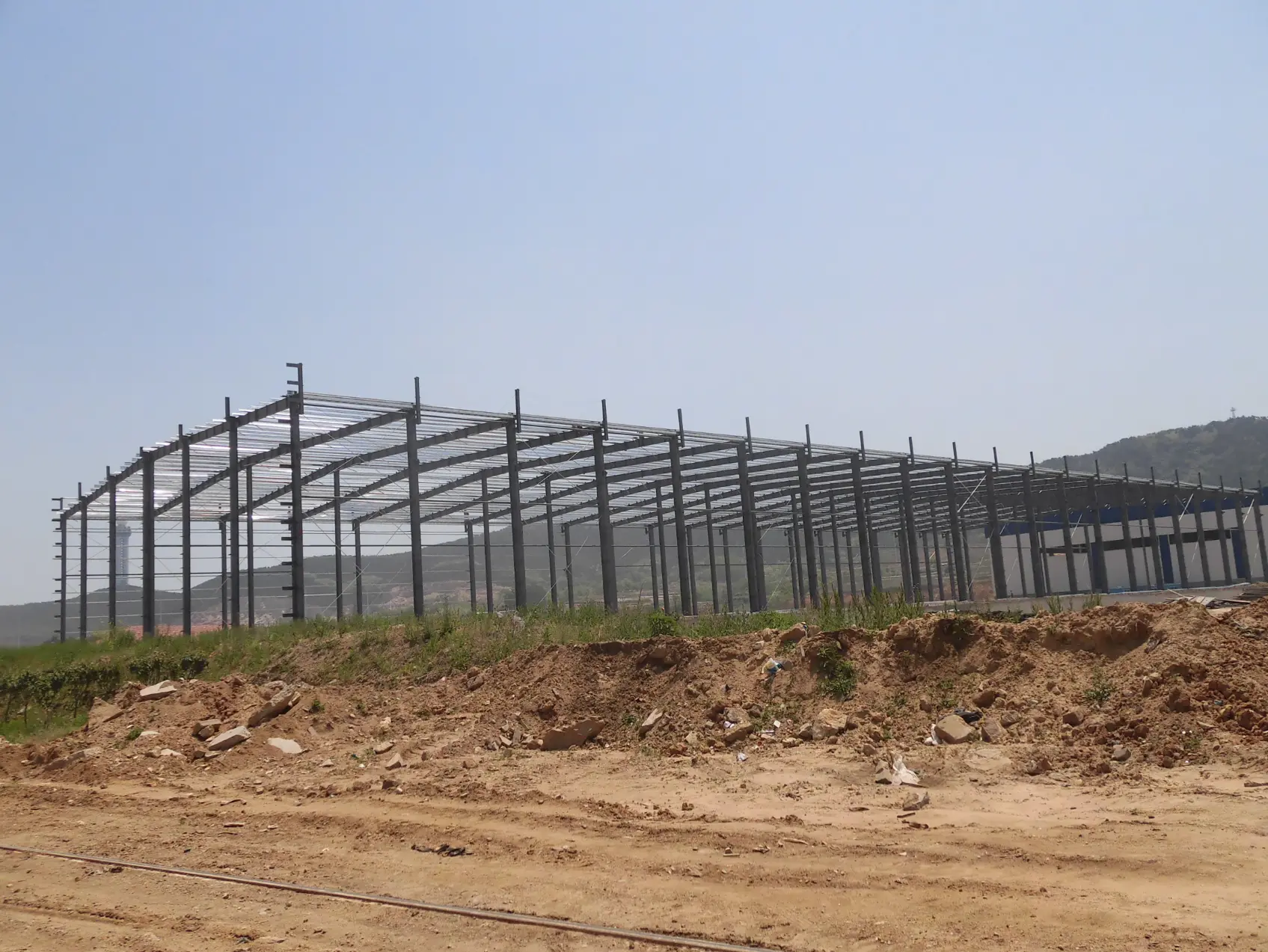 Konstruksi bangunan peternakan rangka baja prefabrikasi