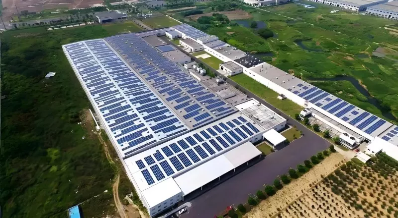 Konstruksi Baja Gudang Terintegrasi PV