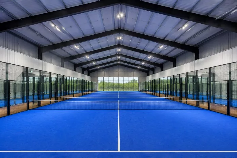 Konstruksi Lapangan Padel Dalam Ruangan Rangka Baja
